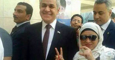 ناخبة مصرية تحكى قصة صورتها "السيلفى" مع صباحى ورفعها علامة السيسى