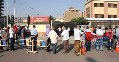 اشتباك بالأيدى بين ناخب وفرد أمن بالحسين يتسبب فى إغلاق اللجنة