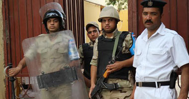 الأمن يفتش حقائب السيدات بلجنة مدرسة طور سيناء بالقاهرة 