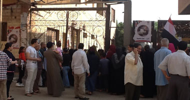 قوات الأمن تمنع قائد سيارة لتوجيهه الناخبين بالعياط