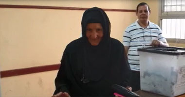 سيدة مسنة: انتخبت السيسى عشان "ابنى وحبيبى"