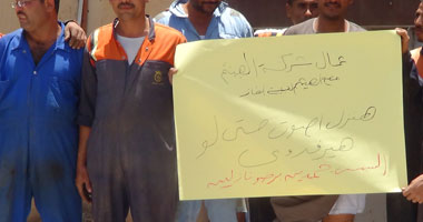 عمال مصنع غاز بالمنيا يرفعون لافتة "هننزل نصوّت حتى لو هيرفدونا"