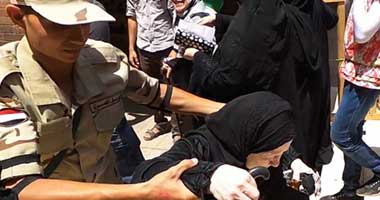ضابط ومجندون يساعدون سيدة مسنة لدخول لجنتها بشبرا الخيمة