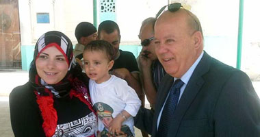 محافظ بورسعيد يدلى بصوته فى لجنة مدرسة القناة 