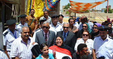 محافظ السويس يقود مسيرة فى حب مصر بـ"الأعلام"
