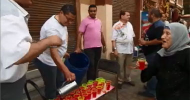 أهالى الجمالية يوزعون الشربات للدعاية للسيسى 
