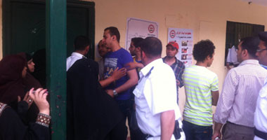 مشرفة لجنة 21 بمدرسة يوسف السباعى تغلق اللجنة لعدة دقائق بعد تعدى ناخبة عليها 