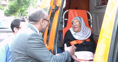 الحاجة حبيبة تدلى بصوتها داخل عربة الإسعاف 