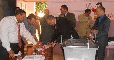 الجيش يساعد كبار السن فى ثالث أيام الانتخابات الرئاسية بالمعادى