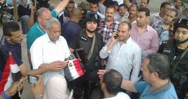 قوات الشرطة توزع أعلام مصر والمياه المعدنية على الناخبين بالمنوفية