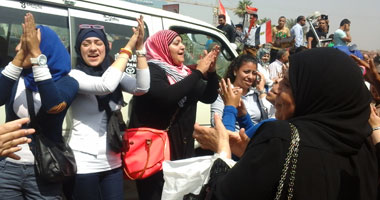 فتيات مصر يحتفلن بـ"التحرير" بفوز السيسى على أنغام تسلم اﻷيادى