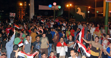 مواطنون يحتفلون بتقدم السيسى فى شارع البحر بطنطا