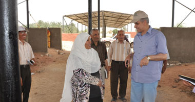 بالصور.. محافظ الوادى الجديد يتفقد المنطقة الصناعية بالخارجة 