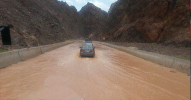 نشطاء يتداولون صورا لسيول طابا
