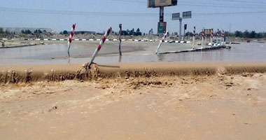 إغلاق طريق الزعفرانة اتجاه السخنة وتحويل المركبات لـ الجلالة بسبب السيول