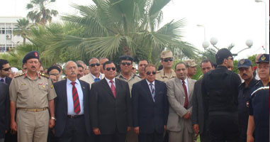 محافظ دمياط يحتفل بالعيد القومى ورئيس الجامعة يهديه درعها