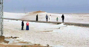 بالصور.. الثلوج تغطى رمال منطقة بئر العبد بسيناء بارتفاع 10 سم