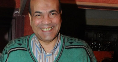 فاروق الشرنوبى وعمرو مصطفى يشيعان جثمان الشاعر مجدى النجار