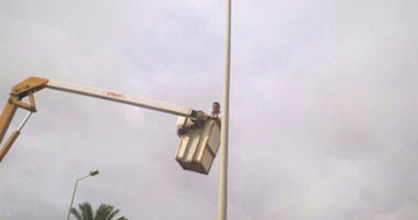 تركيب كشافات ليد لأعمدة الإنارة ورفع المخلفات بقرى المنيا