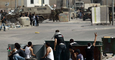 إصابة 27 فلسطينيا فى اشتباكات أمام سجن عوفر الإسرائيلى