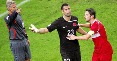 إيقاف حارس منتخب تركيا مباراتين