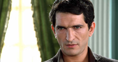 عمرو واكد يطمئن على زوجته الفرنسية بعد الولادة