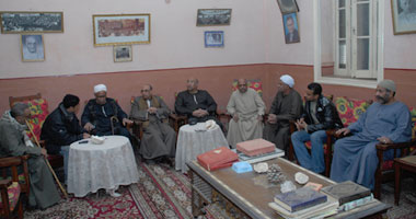فى الصعيد..أحمد عز يرفع الراية البيضاء للهوارة والأشراف