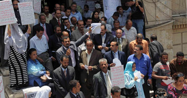 وقفة احتجاجية للمحامين بمجمع محاكم السويس