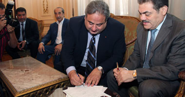 بالصور.. "لكح" يوقع على استمارات انضمامه للوفد 