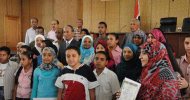 محافظ أسوان يكرم أوائل "الإعدادية" و"الابتدائية"