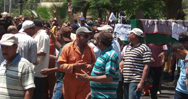 عمال شركات القناة يشعلون النيران أمام كوبرى سالا