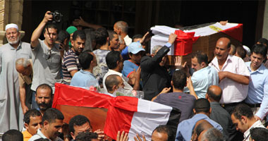 أسر الشهداء: لن نكتفى إلا بالقصاص من مبارك ولو توفى قبل المحاكمة لن نسمح بإجراء جنازة عسكرية له.. والد شهيد: المماطلة فى محاسبة القتلة قد تدفع الأهالى إلى القصاص بأيديهم