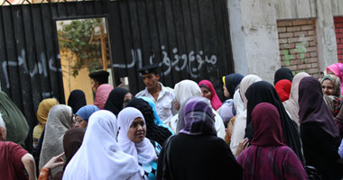 بالصور.. خوف وقلق وترقب على وجوه الطلاب والأهالى