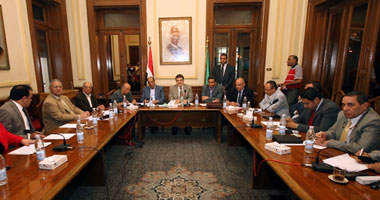 الأحزاب والقوى السياسية تنهى اجتماعها بالوفد بعد الاتفاق على الأعضاء المرشحين للتأسيسية.. الحرية والعدالة يرفض ترشيح الكتاتنى وفهمى.. فريد إسماعيل: 9 شخصيات من خارج الجماعة ضمن نصيب الحزب