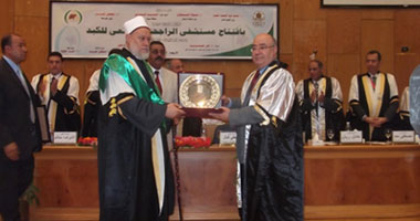 " الراجحى" ينهمر فى البكاء خلال حديثه عن مصر