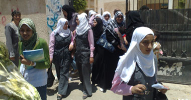 طالب وطالبة يمزقان ورقتى إجابة الفيزياء بالفيوم