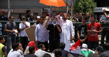 "الثائر الحق" يقرر تعليق اعتصام التحرير وتنظيم مسيرات لدعم مرسى 