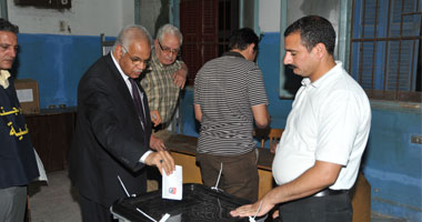 وزير النقل يدلى بصوته ويتمنى أن يكون الرئيس على قدر المستوى