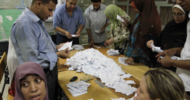 شفيق يتفوق على مرسى بدائرة قصر النيل حتى الآن