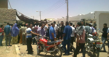تجمهر عدد من المتظاهرين أمام مقر "الحرية والعدالة" بزهراء المعادى