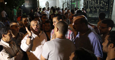 مؤيدو مبارك يهرولون إلى مستشفى المعادى العسكرى بعد نبأ وفاته.. أنصار المخلوع: مصر فيها مصيبتان موت مبارك وتولى مرسى الرئاسة.. أحد أعضاء 6 إبريل: مبارك مات بس ثورتنا عاشت