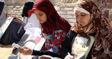 حالات إغماء لأنصار مبارك وتمزيق علم مصر فور صدور الحكم 