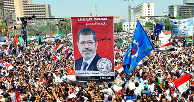 متظاهرو التحرير يحتفلون بفوز مرسى بوضع صورته على كرسى الحكم