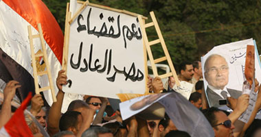 معتصمو المنصة يسلمون شخصاً لـ"الجيش" لمحاولته إثارة الشغب
