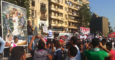 بالصور.. لوحة تشكيلية تحكى حال مصرفى التحرير 