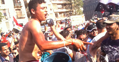 بالصور.. "رش الميه عداوة".. بس فى التحرير "طراوة"