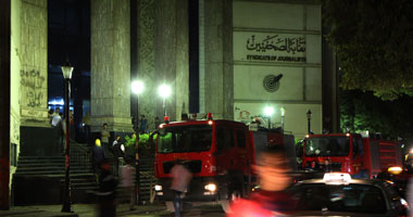 حريق بنقابة الصحفيين.. ونشطاء يتهمون "العسكرى" بتدبير الحادث