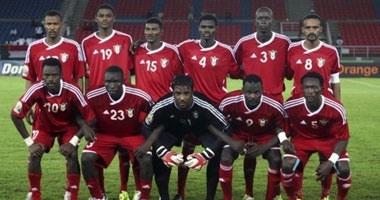 مدرب السودان "يراقب" لاعبى الهلال أمام الزمالك