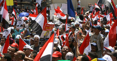 النشطاء يغادرون السويس لسماع خطاب الرئيس من التحرير