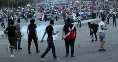 مجهولون يلقون قنابل مسيلة للدموع على متظاهرى النصب التذكارى